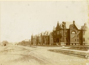 Udsigt over huse på Lindell Boulevard fra Taylor Avenue